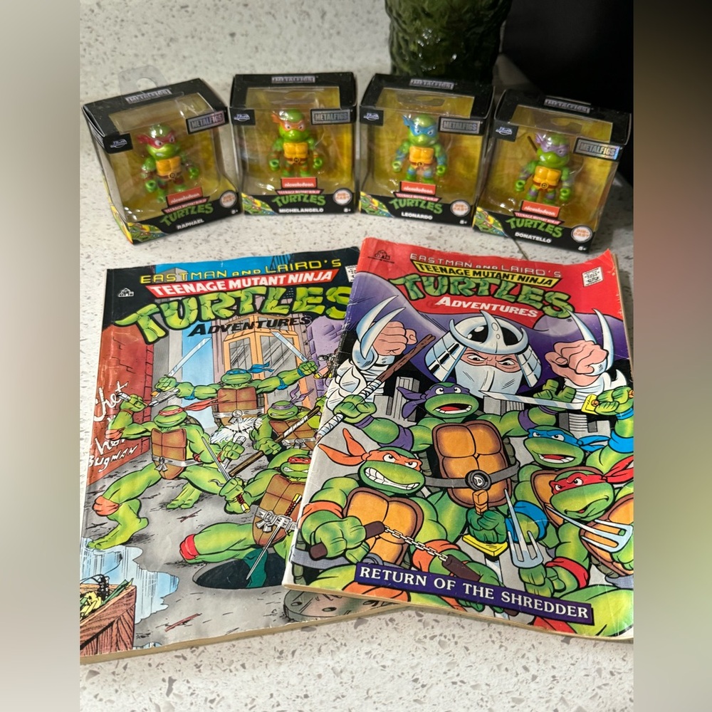 TMNT 1989&1990 Ninja Turtles Adventures Comics & (4) 2024 Metalfigs Keychains